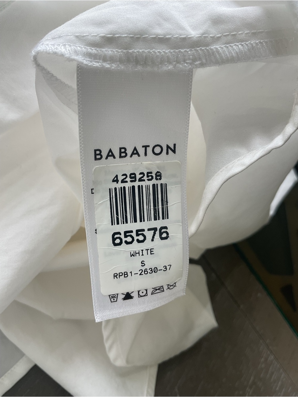 Aritzia Babaton White Blouse with Off-Shoulder blouse with balloon sleeves. - Picture 12 of 12